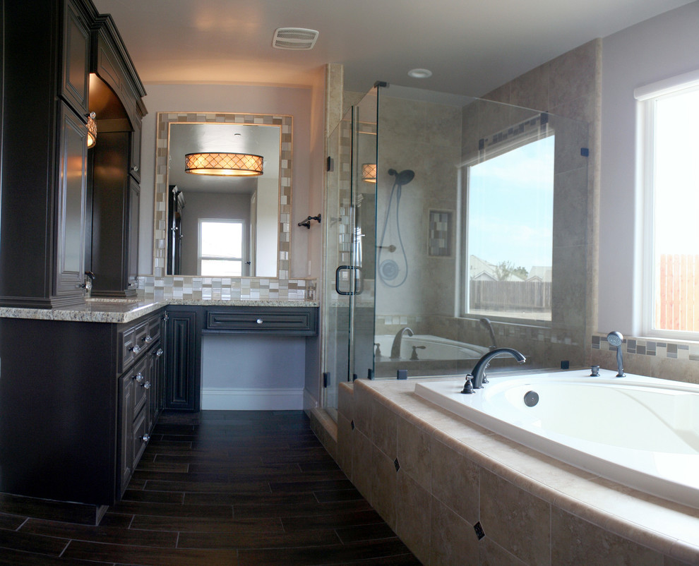Réalisation d'une salle de bain tradition en bois foncé avec un lavabo posé, un placard à porte affleurante, un plan de toilette en stratifié, une baignoire posée, une douche d'angle, un carrelage beige, un carrelage de pierre, un mur blanc et parquet foncé.
