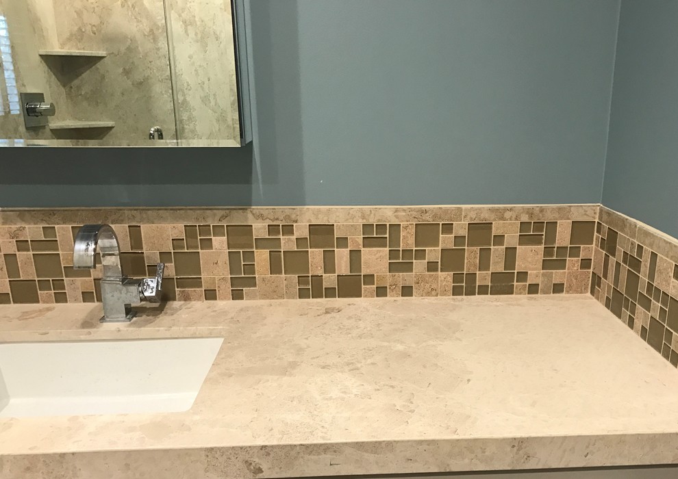 Diseño de cuarto de baño contemporáneo de tamaño medio con sanitario de dos piezas, baldosas y/o azulejos beige, baldosas y/o azulejos en mosaico, paredes azules y lavabo bajoencimera