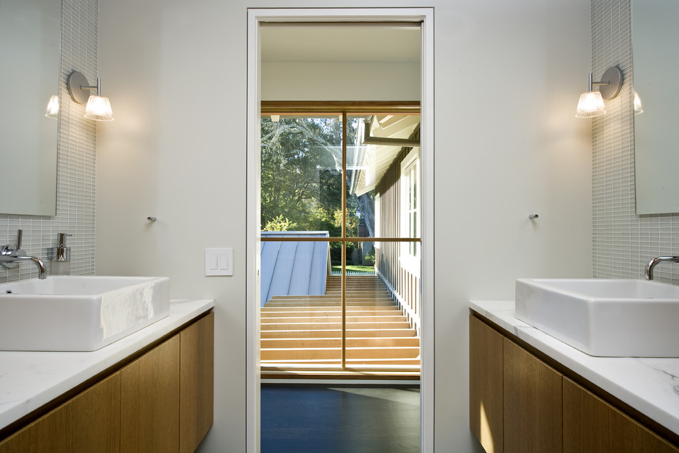 Пример оригинального дизайна: ванная комната в стиле неоклассика (современная классика) с настольной раковиной, белой плиткой и плиткой мозаикой