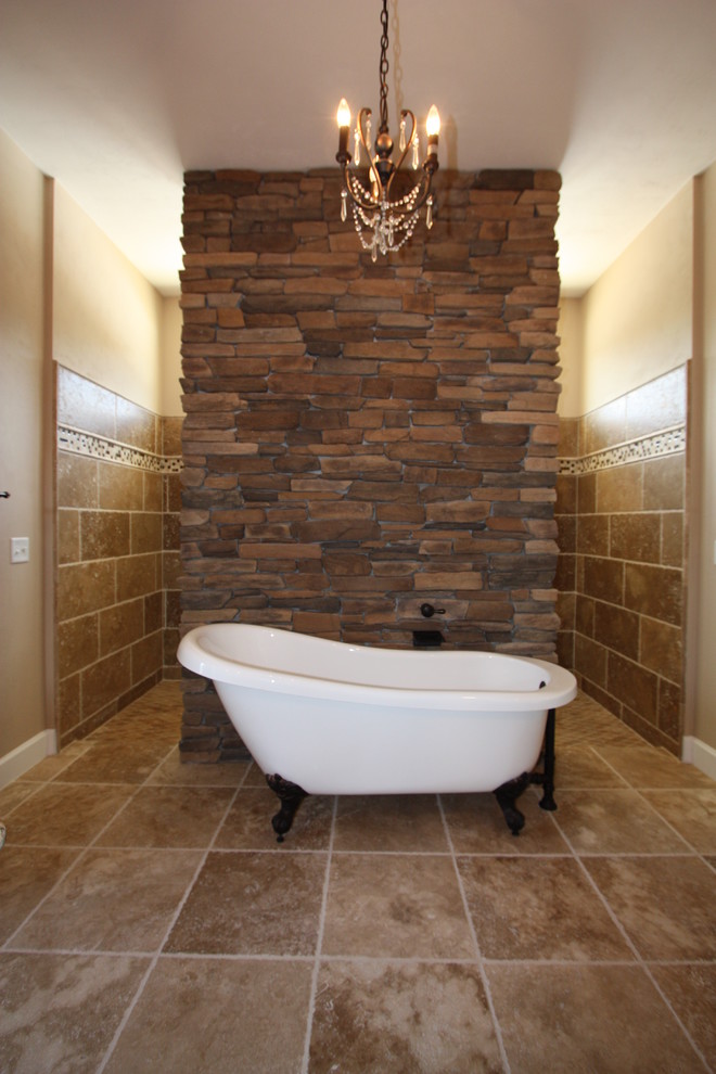 Exempel på ett stort amerikanskt en-suite badrum, med ett undermonterad handfat, luckor med upphöjd panel, skåp i mörkt trä, granitbänkskiva, ett badkar med tassar, en dubbeldusch, en toalettstol med separat cisternkåpa, beige kakel, stenhäll, beige väggar och travertin golv