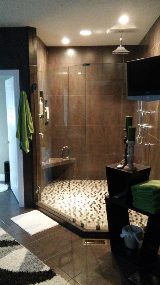 Modelo de cuarto de baño principal actual con armarios estilo shaker, ducha empotrada, baldosas y/o azulejos marrones, baldosas y/o azulejos de cerámica, paredes marrones y suelo de baldosas de cerámica