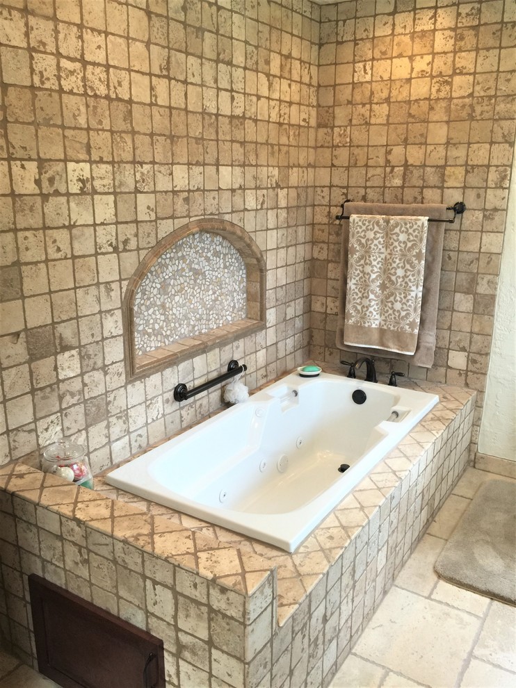 Bild på ett litet vintage badrum med dusch, med skåp i shakerstil, skåp i mörkt trä, ett platsbyggt badkar, en dusch i en alkov, beige kakel, beige väggar, ett integrerad handfat, granitbänkskiva, beiget golv och dusch med gångjärnsdörr