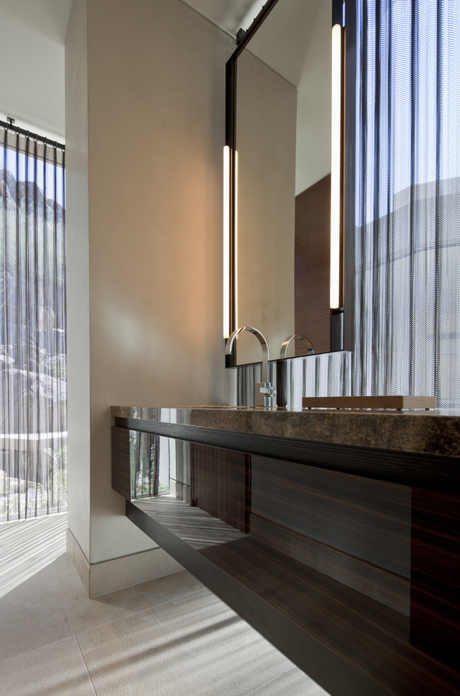 フェニックスにあるコンテンポラリースタイルのおしゃれな浴室 (濃色木目調キャビネット、照明) の写真