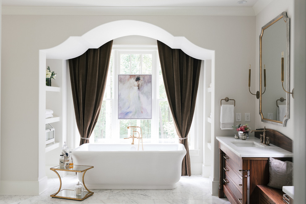 Inspiration för stora klassiska en-suite badrum, med släta luckor, ett fristående badkar, vit kakel, vita väggar, ett piedestal handfat, vitt golv, skåp i mörkt trä, en dusch/badkar-kombination, marmorgolv, marmorbänkskiva och med dusch som är öppen