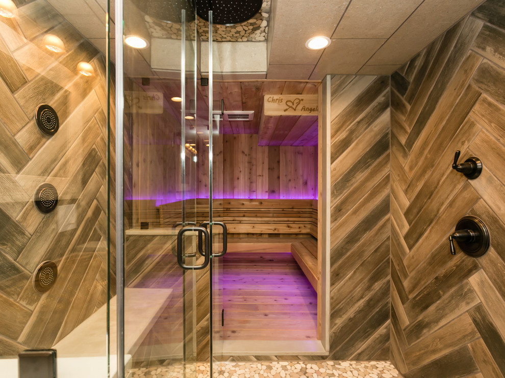 Стильный дизайн: баня и сауна в стиле рустика с керамической плиткой, столешницей из бетона и душем с распашными дверями - последний тренд