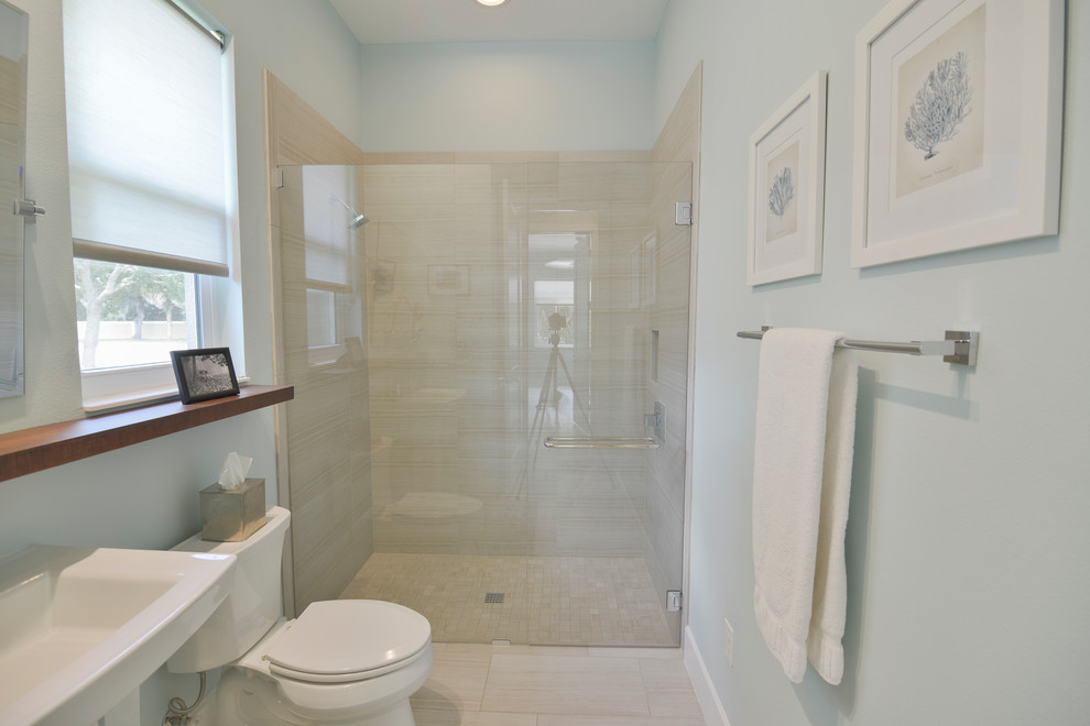 Mittelgroßes Modernes Badezimmer mit beigen Fliesen, Porzellanfliesen, grauer Wandfarbe und Porzellan-Bodenfliesen in Tampa
