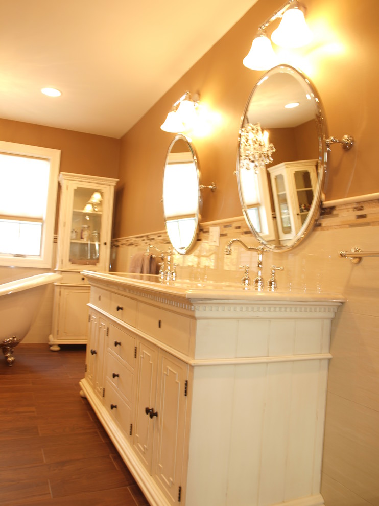 Idéer för ett klassiskt en-suite badrum, med ett undermonterad handfat, vita skåp, granitbänkskiva, ett badkar med tassar, en dubbeldusch, beige kakel, porslinskakel och klinkergolv i porslin