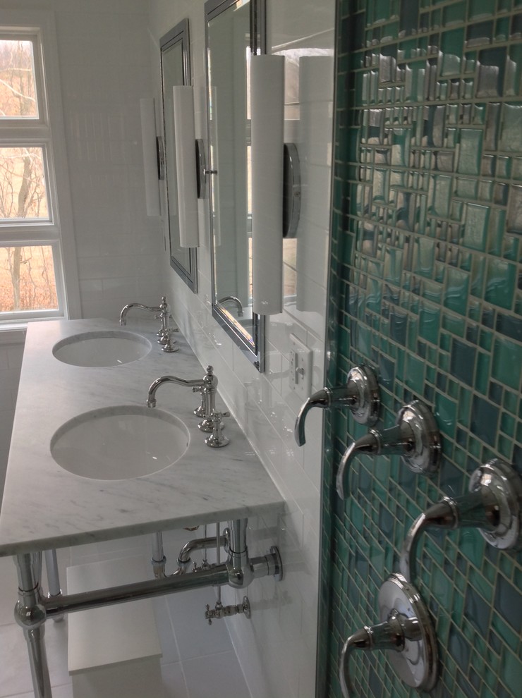 Idee per una stanza da bagno chic di medie dimensioni con lavabo sottopiano, top in marmo, doccia aperta, piastrelle bianche, piastrelle in ceramica, pareti verdi e pavimento con piastrelle in ceramica