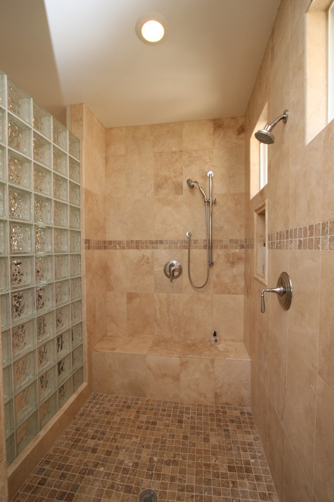 Idéer för att renovera ett stort vintage en-suite badrum, med ett nedsänkt handfat, luckor med upphöjd panel, skåp i mörkt trä, granitbänkskiva, ett platsbyggt badkar, en dusch/badkar-kombination, en toalettstol med separat cisternkåpa, flerfärgad kakel, porslinskakel, beige väggar och klinkergolv i porslin