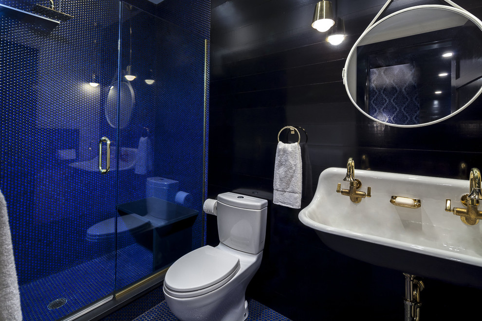 Пример оригинального дизайна: маленькая ванная комната в современном стиле с синей плиткой, раздельным унитазом, плиткой мозаикой, черными стенами, полом из мозаичной плитки, душевой кабиной, душем в нише, раковиной с несколькими смесителями, синим полом и душем с распашными дверями для на участке и в саду
