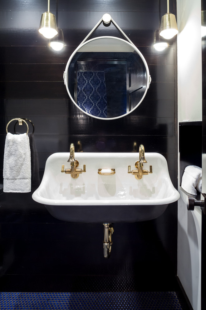 Imagen de cuarto de baño contemporáneo con lavabo suspendido, baldosas y/o azulejos azules, paredes negras, suelo con mosaicos de baldosas y aseo y ducha