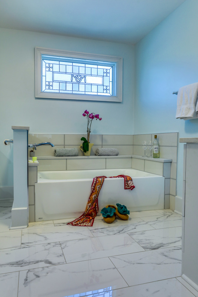 Стильный дизайн: большая главная ванная комната в стиле модернизм с плоскими фасадами, белыми фасадами, ванной в нише, двойным душем, унитазом-моноблоком, синей плиткой, цементной плиткой, синими стенами, полом из цементной плитки, врезной раковиной, столешницей из кварцита, разноцветным полом, душем с распашными дверями, разноцветной столешницей, сиденьем для душа, тумбой под две раковины и напольной тумбой - последний тренд