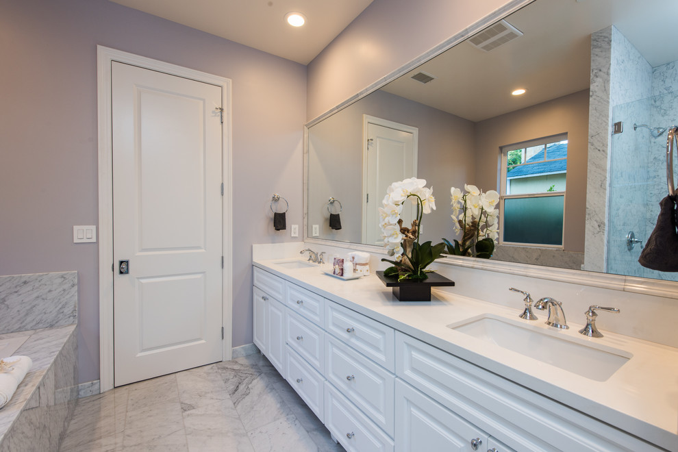 Ispirazione per una grande stanza da bagno minimal con pareti viola e pavimento in marmo