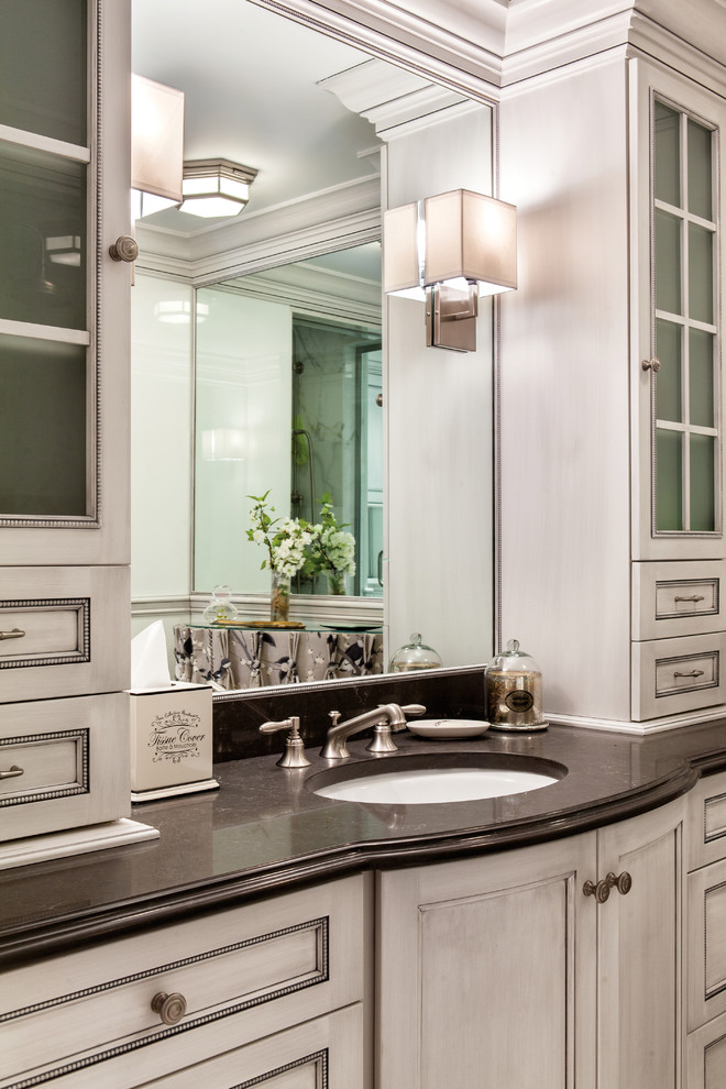 Foto di una piccola stanza da bagno padronale classica con ante lisce, ante bianche e pareti bianche