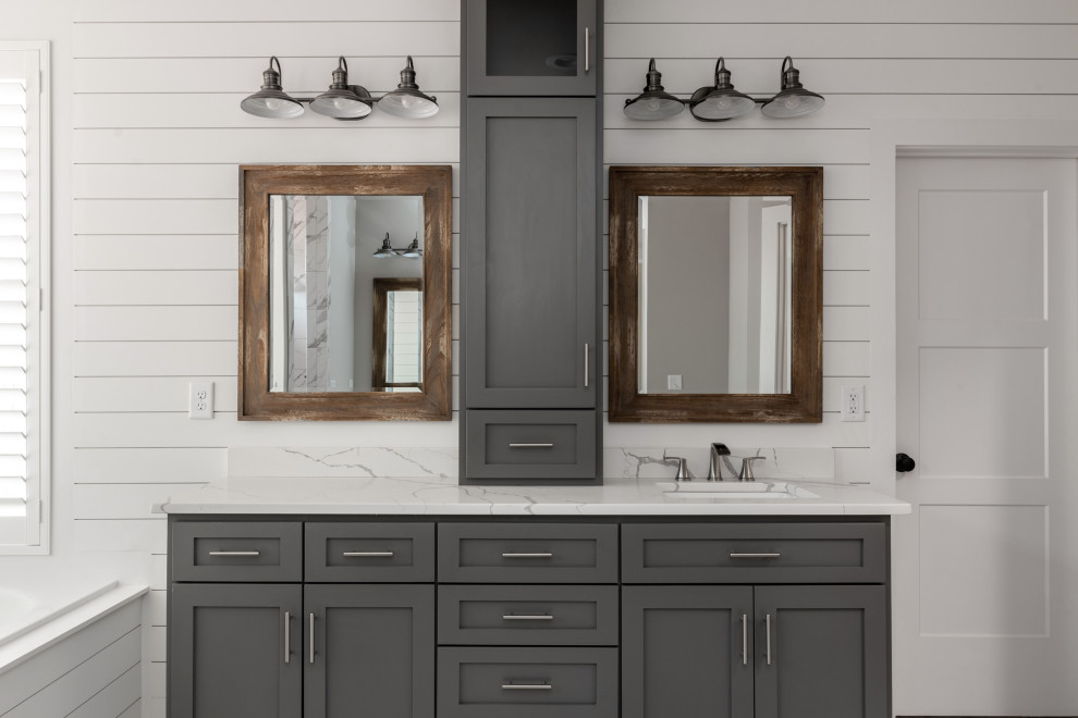 Immagine di una stanza da bagno country con ante in stile shaker, ante grigie, top bianco e pareti in perlinato
