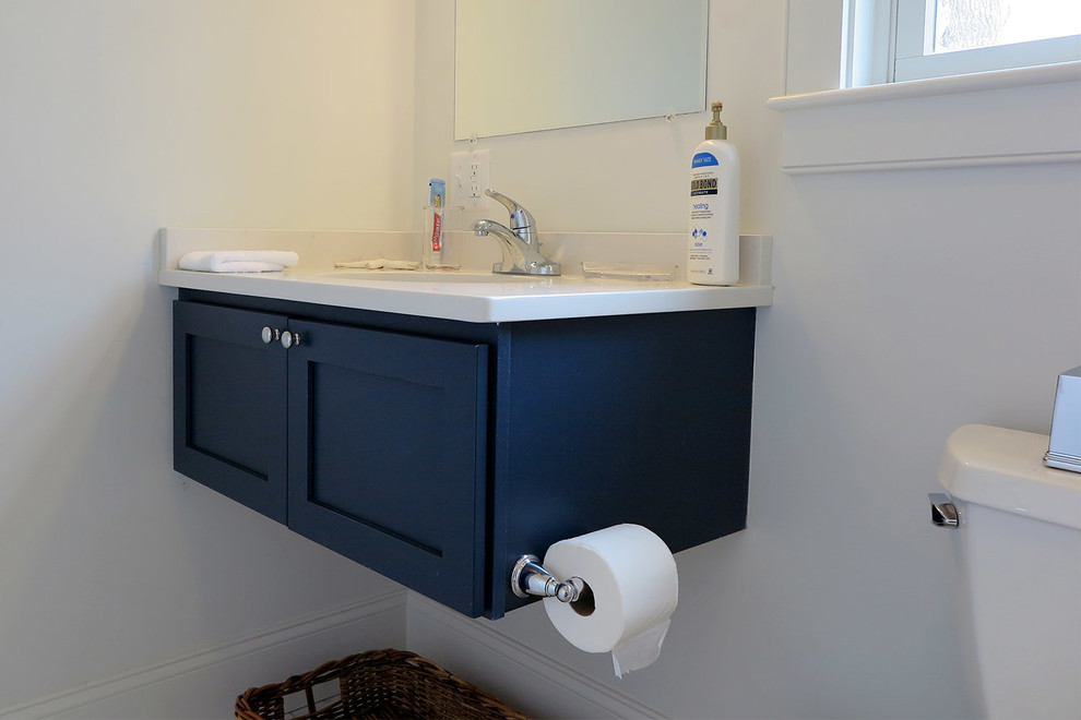 Foto di una piccola stanza da bagno con doccia contemporanea con ante in stile shaker, ante blu, pavimento con piastrelle in ceramica e top in quarzo composito