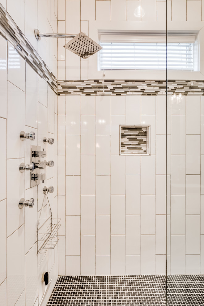 Esempio di una stanza da bagno padronale minimal di medie dimensioni con doccia doppia, piastrelle bianche, piastrelle diamantate, pareti bianche, pavimento bianco e porta doccia a battente