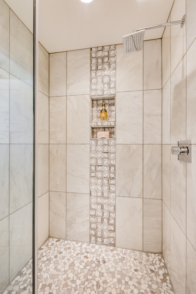 Пример оригинального дизайна: главная ванная комната среднего размера в современном стиле с двойным душем, серой плиткой, плиткой кабанчик, серыми стенами, полом из галечной плитки, серым полом и душем с распашными дверями