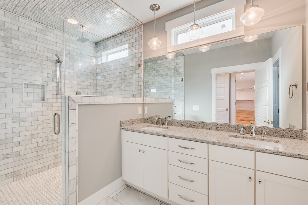 Inredning av ett modernt mellanstort en-suite badrum, med luckor med infälld panel, vita skåp, en dubbeldusch, grå kakel, tunnelbanekakel, grå väggar, klinkergolv i keramik, ett undermonterad handfat, granitbänkskiva, vitt golv och dusch med gångjärnsdörr