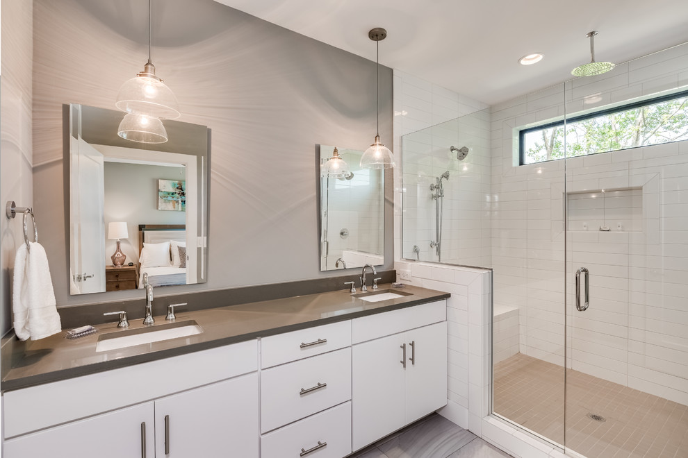 Inredning av ett modernt mellanstort en-suite badrum, med släta luckor, vita skåp, en dubbeldusch, grå väggar, marmorgolv, ett undermonterad handfat, bänkskiva i akrylsten, grått golv och dusch med gångjärnsdörr