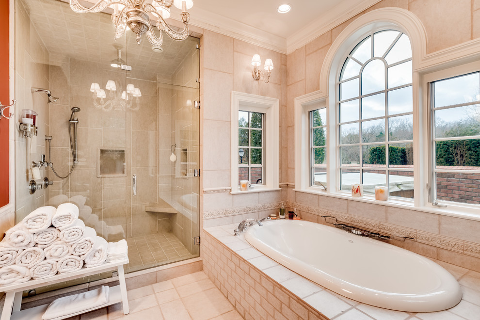 Foto på ett mellanstort vintage en-suite badrum, med ett platsbyggt badkar, en dubbeldusch, beige kakel, keramikplattor, beige väggar, klinkergolv i keramik, kaklad bänkskiva, beiget golv och dusch med gångjärnsdörr
