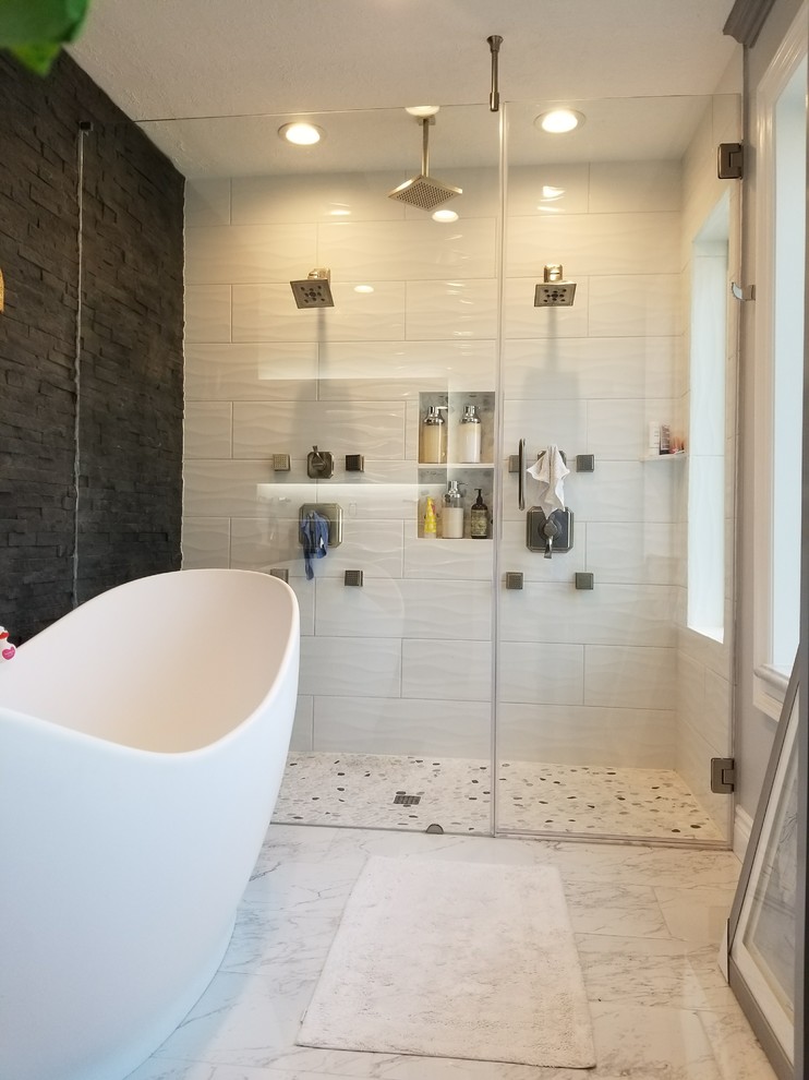 Свежая идея для дизайна: большая главная ванная комната в классическом стиле с фасадами в стиле шейкер, серыми фасадами, отдельно стоящей ванной, двойным душем, писсуаром, серой плиткой, мраморной плиткой, серыми стенами, мраморным полом, настольной раковиной, мраморной столешницей, белым полом и душем с распашными дверями - отличное фото интерьера