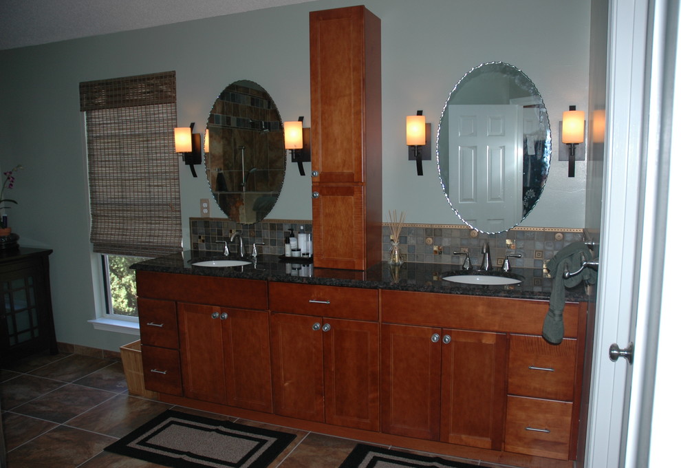 На фото: большая главная ванная комната в современном стиле с фасадами цвета дерева среднего тона и столешницей из гранита с