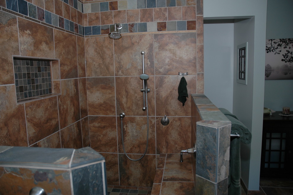 Идея дизайна: большая главная ванная комната в современном стиле с фасадами цвета дерева среднего тона и столешницей из гранита