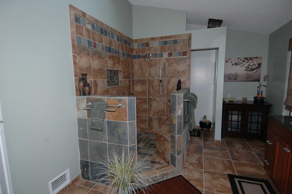 Idee per una grande stanza da bagno padronale contemporanea con ante in legno scuro e top in granito