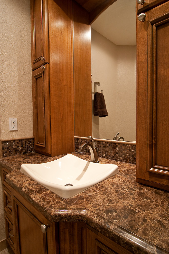 Bild på ett mycket stort funkis en-suite badrum, med ett nedsänkt handfat, luckor med upphöjd panel, skåp i mellenmörkt trä, granitbänkskiva, ett platsbyggt badkar, en kantlös dusch, beige kakel, stenkakel, bruna väggar och travertin golv