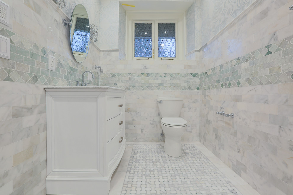 Klassisk inredning av ett mellanstort badrum med dusch, med möbel-liknande, vita skåp, en dusch i en alkov, en toalettstol med separat cisternkåpa, vita väggar, marmorgolv, ett undermonterad handfat, marmorbänkskiva, vitt golv och med dusch som är öppen