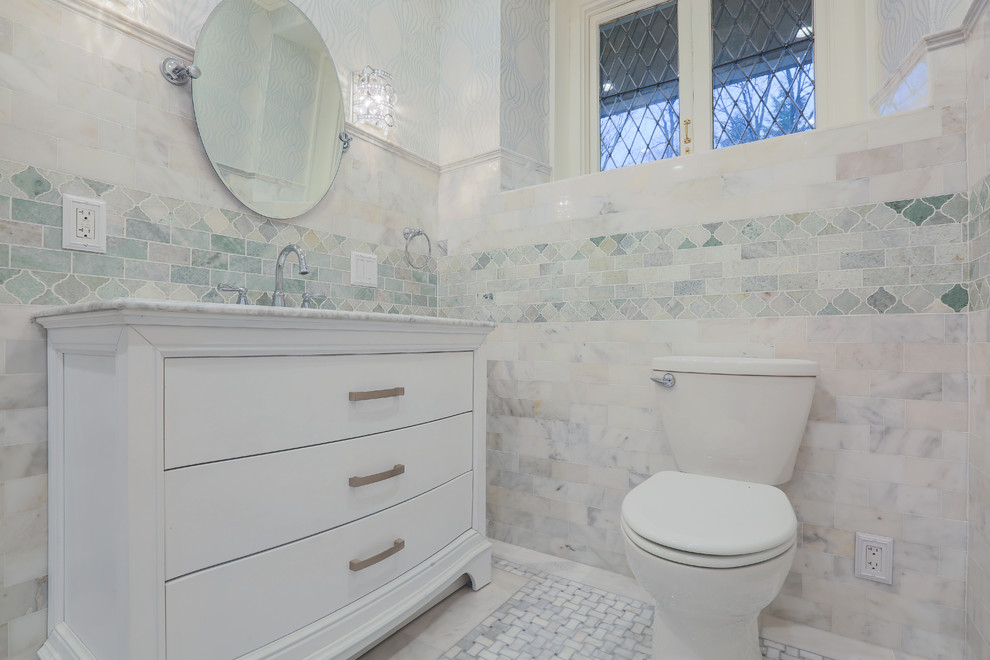 На фото: ванная комната среднего размера в стиле неоклассика (современная классика) с фасадами островного типа, белыми фасадами, душем в нише, раздельным унитазом, белыми стенами, мраморным полом, душевой кабиной, врезной раковиной, мраморной столешницей, белым полом и открытым душем