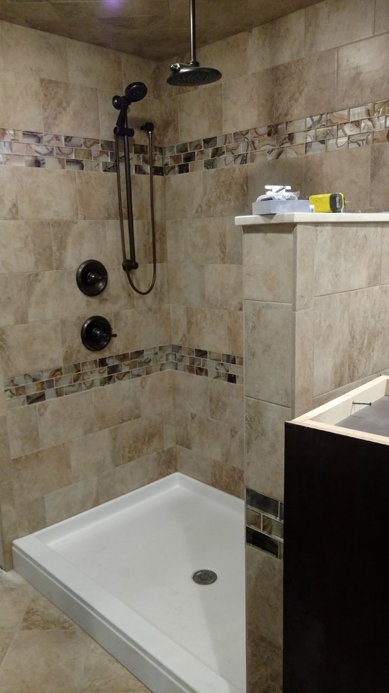 Пример оригинального дизайна: большая главная ванная комната в классическом стиле с гидромассажной ванной, керамогранитной плиткой, бежевыми стенами, полом из керамогранита и столешницей из гранита