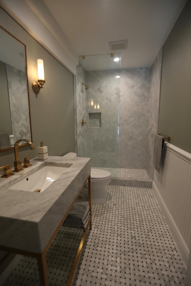 Exemple d'une salle de bain moderne avec WC à poser, un carrelage gris, un mur gris et un lavabo encastré.