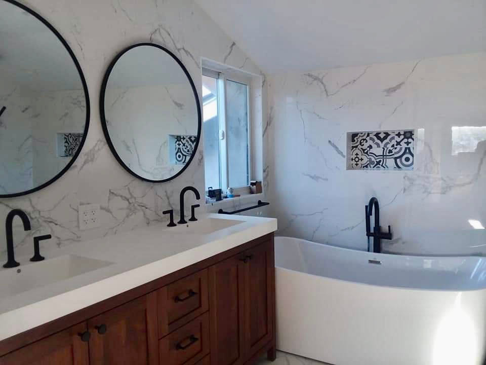 Inredning av ett modernt mellanstort vit vitt en-suite badrum, med skåp i shakerstil, skåp i mellenmörkt trä, ett undermonterat badkar, vit kakel, marmorkakel, vita väggar, marmorgolv, ett väggmonterat handfat, bänkskiva i kvartsit och vitt golv