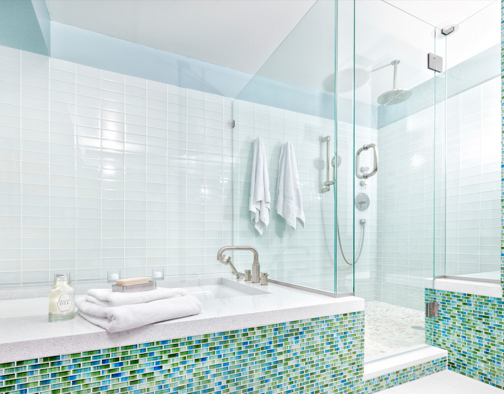 Inspiration pour une grande douche en alcôve principale marine avec une baignoire encastrée, un carrelage bleu, un carrelage vert, un carrelage blanc, mosaïque, un mur bleu, un sol en carrelage de porcelaine et un plan de toilette en quartz modifié.