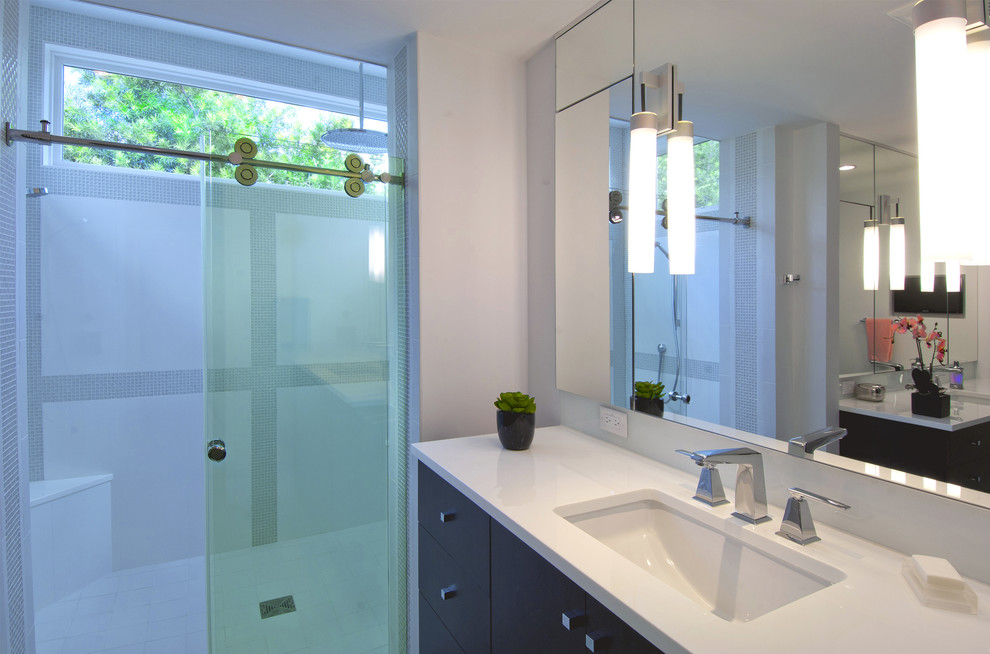 Foto de cuarto de baño contemporáneo con lavabo bajoencimera, armarios con paneles lisos, puertas de armario de madera en tonos medios, ducha empotrada, encimeras blancas y ventanas