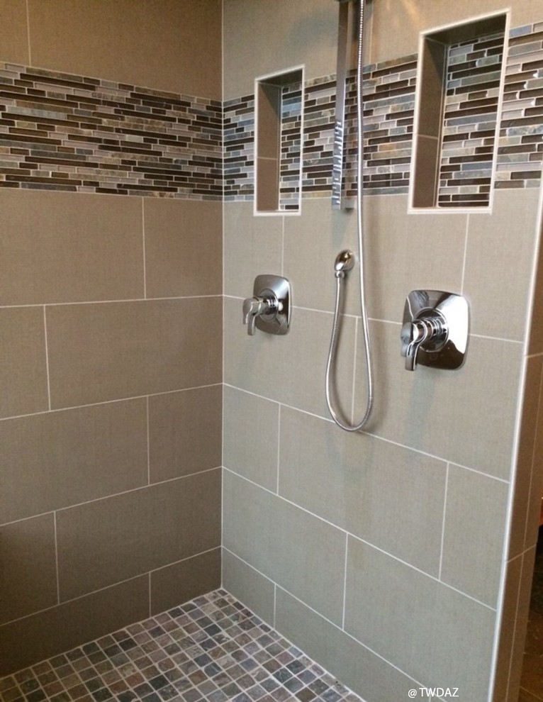 Foto di un'ampia stanza da bagno padronale design con doccia alcova, piastrelle beige, piastrelle in gres porcellanato, pavimento in gres porcellanato e doccia aperta