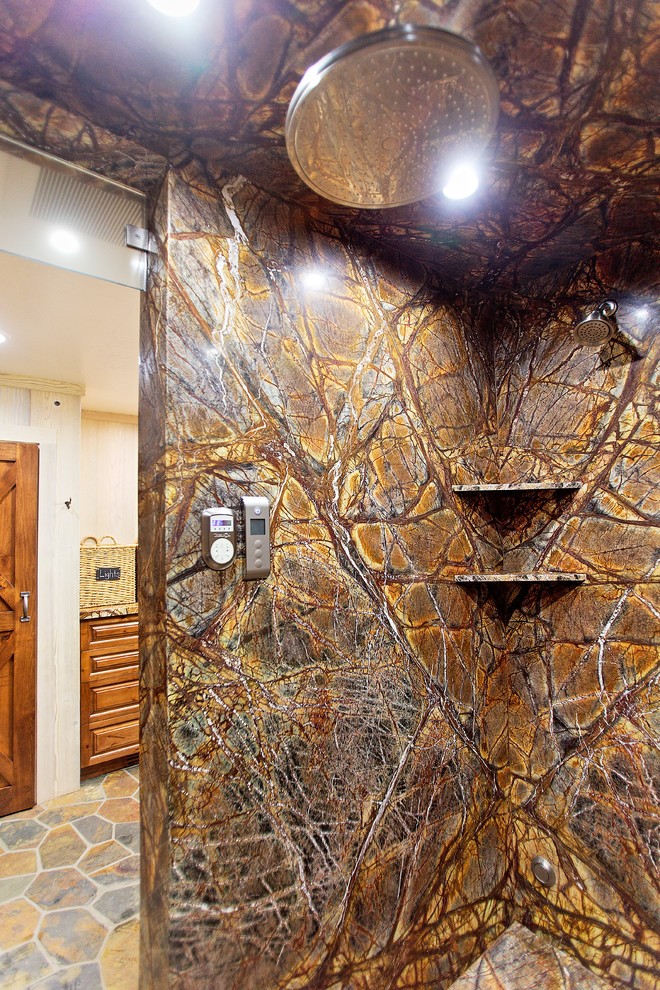 Immagine di una sauna rustica di medie dimensioni con ante con bugna sagomata, ante marroni, zona vasca/doccia separata, pavimento in ardesia, lavabo integrato, top in marmo e porta doccia a battente