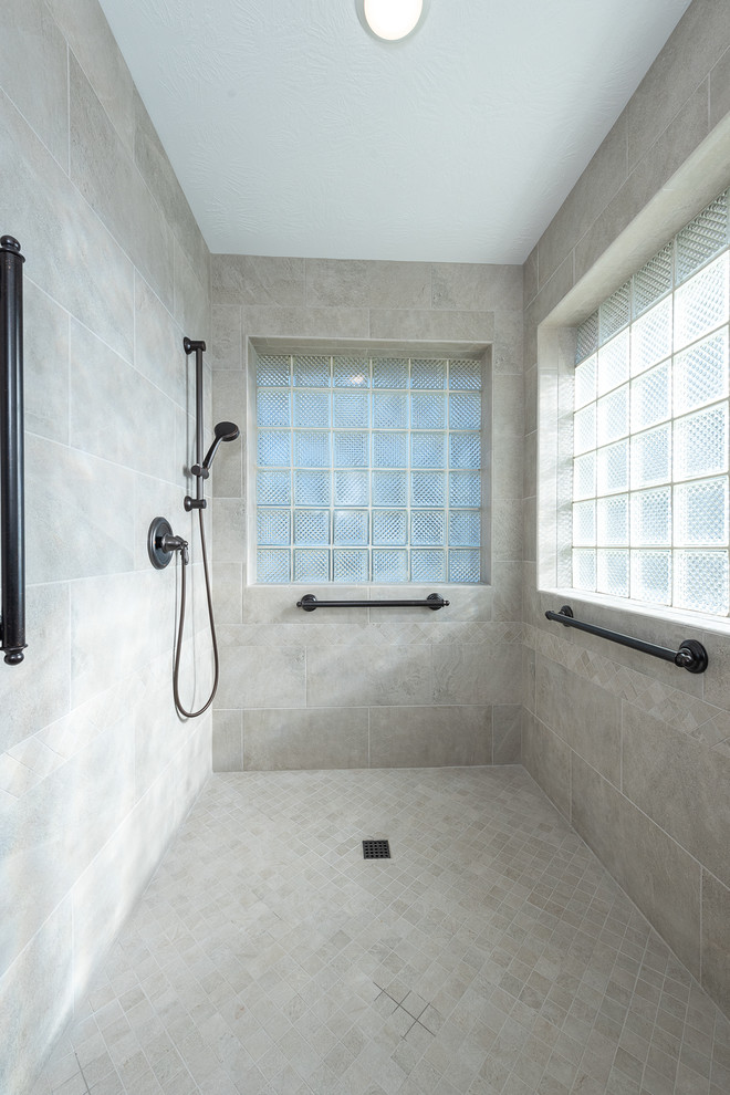 Идея дизайна: большая главная ванная комната в стиле модернизм с фасадами с выступающей филенкой, белыми фасадами, открытым душем, раздельным унитазом, бежевой плиткой, керамической плиткой, бежевыми стенами, полом из керамической плитки, врезной раковиной, столешницей из гранита, бежевым полом, открытым душем и белой столешницей