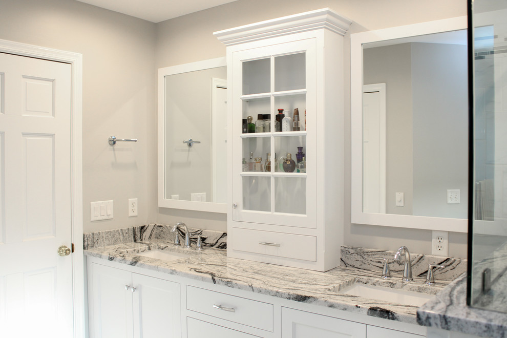 Modelo de cuarto de baño principal tradicional renovado de tamaño medio con armarios estilo shaker, puertas de armario blancas, ducha esquinera, paredes blancas, lavabo bajoencimera y encimera de esteatita