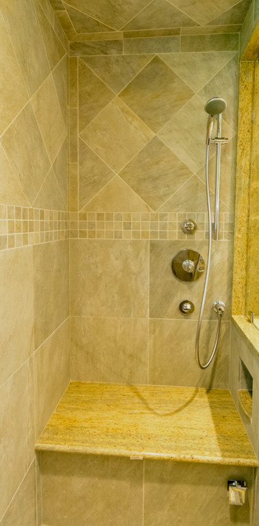 Источник вдохновения для домашнего уюта: главная ванная комната среднего размера в стиле фьюжн с плоскими фасадами, светлыми деревянными фасадами, душем в нише, раздельным унитазом, бежевой плиткой, коричневой плиткой, разноцветной плиткой, белой плиткой, плиткой мозаикой, бежевыми стенами и накладной раковиной