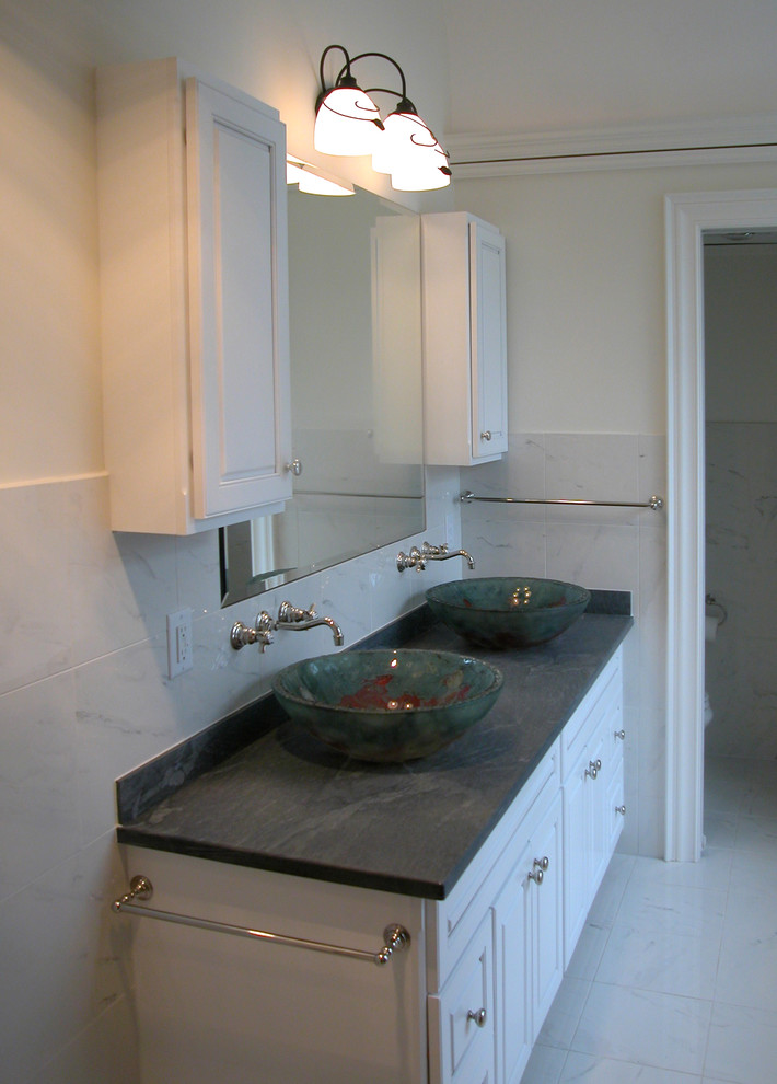 На фото: большая ванная комната в классическом стиле с консольной раковиной с