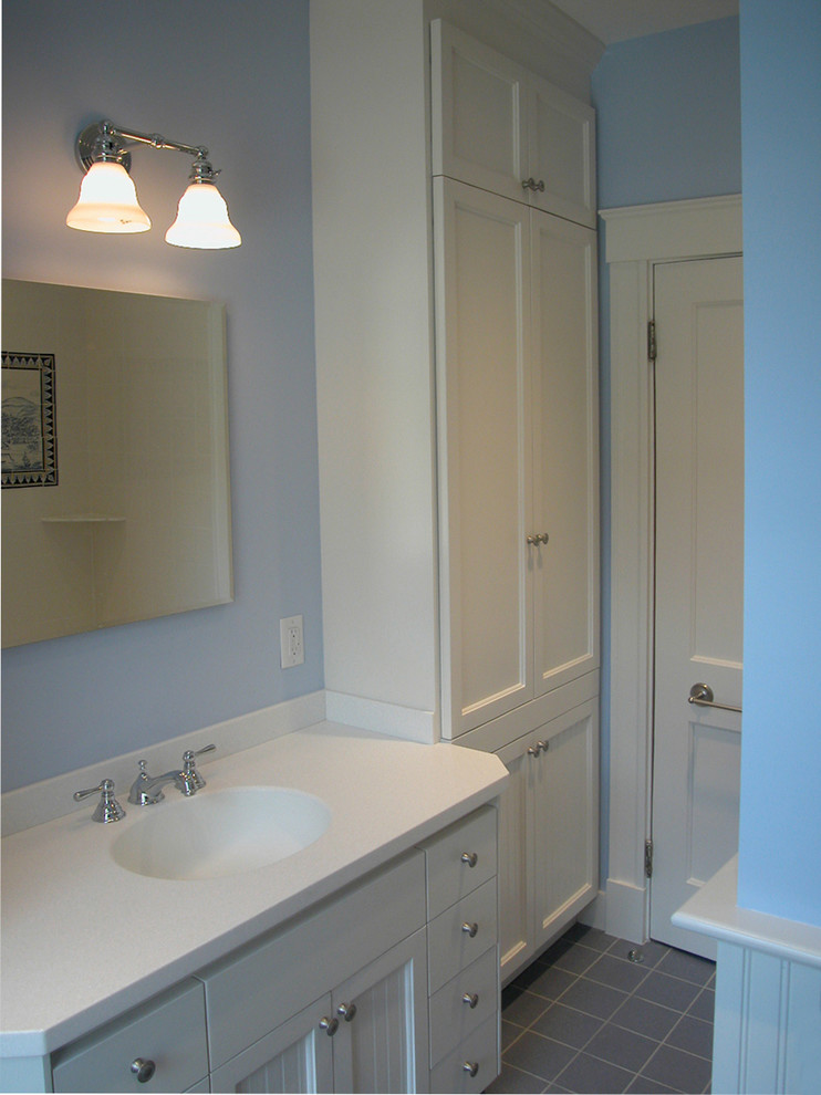 Immagine di una grande stanza da bagno classica con lavabo a consolle