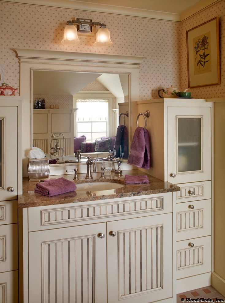 Klassisk inredning av ett stort en-suite badrum, med luckor med profilerade fronter, vita skåp, ett badkar med tassar, en hörndusch, beige kakel, keramikplattor, vita väggar, klinkergolv i keramik, ett integrerad handfat, granitbänkskiva, rosa golv och dusch med gångjärnsdörr