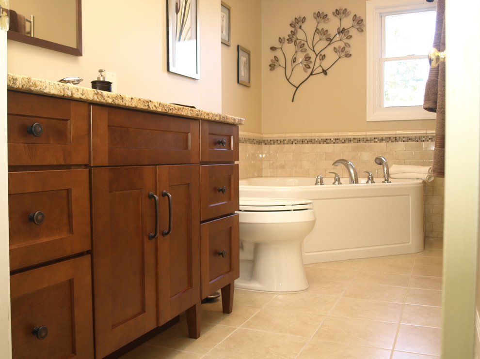 Exemple d'une salle de bain principale chic en bois brun de taille moyenne avec un placard à porte plane, une baignoire d'angle, WC séparés, un carrelage beige, un mur beige, un sol en carrelage de céramique, un lavabo encastré, un plan de toilette en granite, un sol beige et un plan de toilette multicolore.