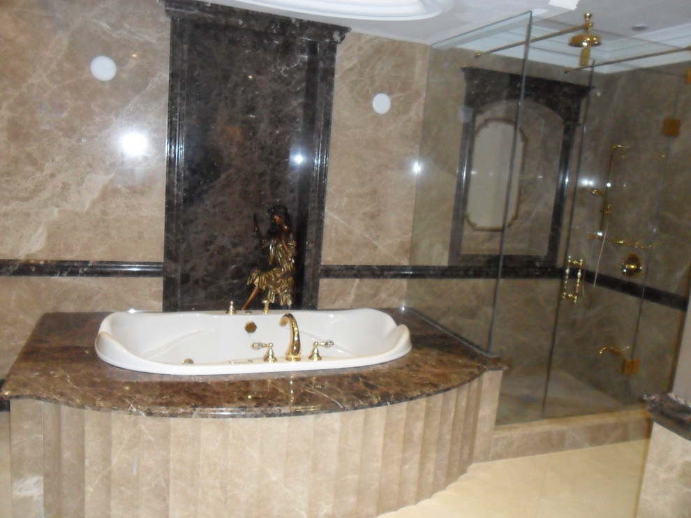 Cette image montre une grande douche en alcôve principale traditionnelle avec une baignoire posée, un carrelage beige, des carreaux de porcelaine, un mur beige et un sol en carrelage de porcelaine.