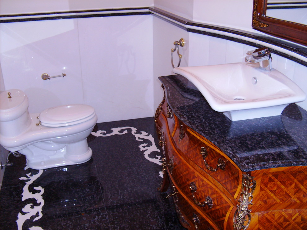 Inspiration för mellanstora klassiska en-suite badrum, med möbel-liknande, skåp i mörkt trä, en toalettstol med hel cisternkåpa, svart och vit kakel, porslinskakel, vita väggar, klinkergolv i porslin, ett fristående handfat och granitbänkskiva