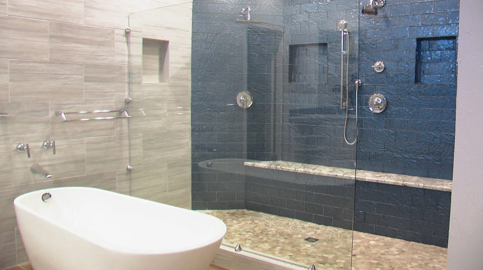 Idee per una stanza da bagno padronale design di medie dimensioni con vasca freestanding, doccia alcova, piastrelle blu, piastrelle diamantate, pareti beige e pavimento beige