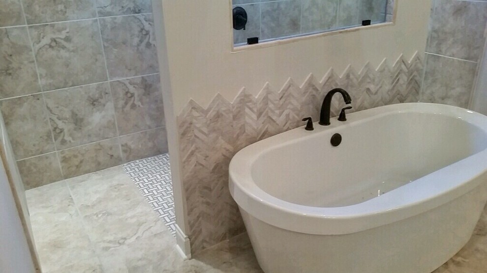 Bild på ett stort funkis en-suite badrum, med ett fristående badkar, en öppen dusch, keramikplattor, beige väggar, klinkergolv i keramik, luckor med upphöjd panel, vita skåp och granitbänkskiva